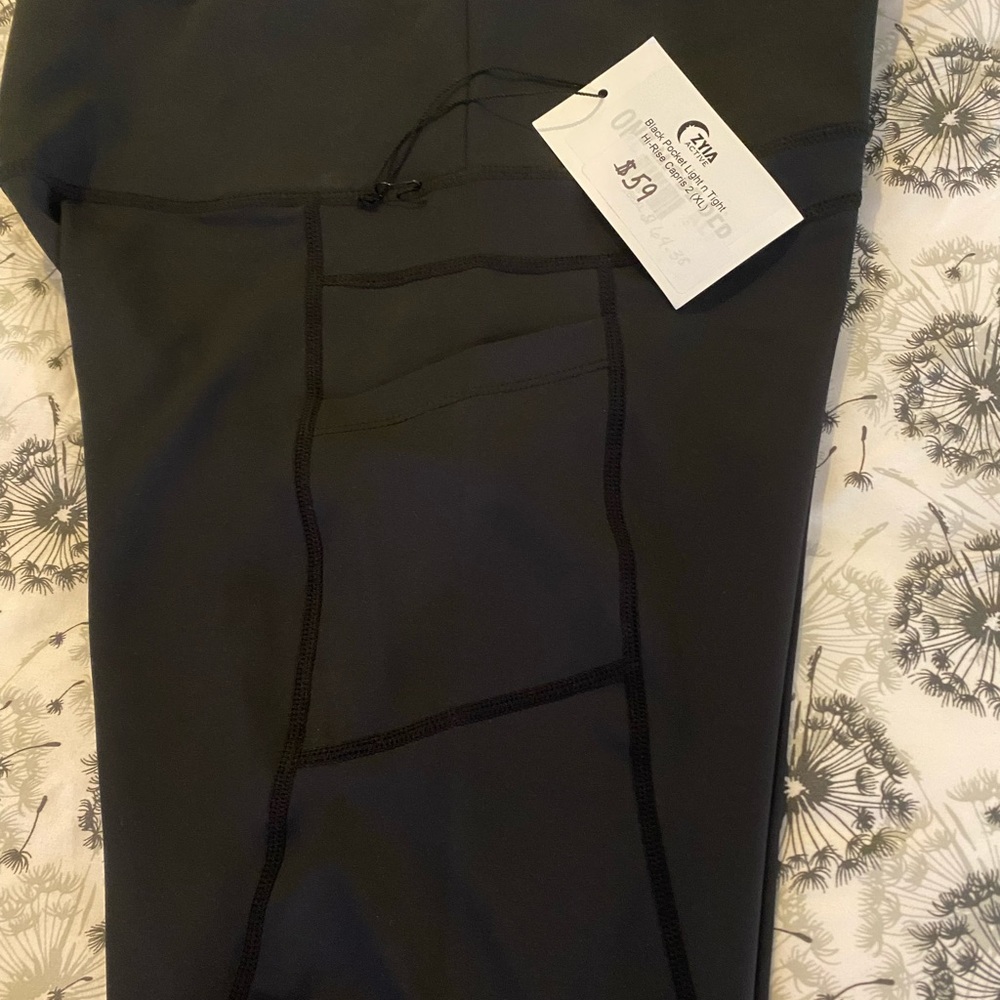 Zyia Black Pocket Capris